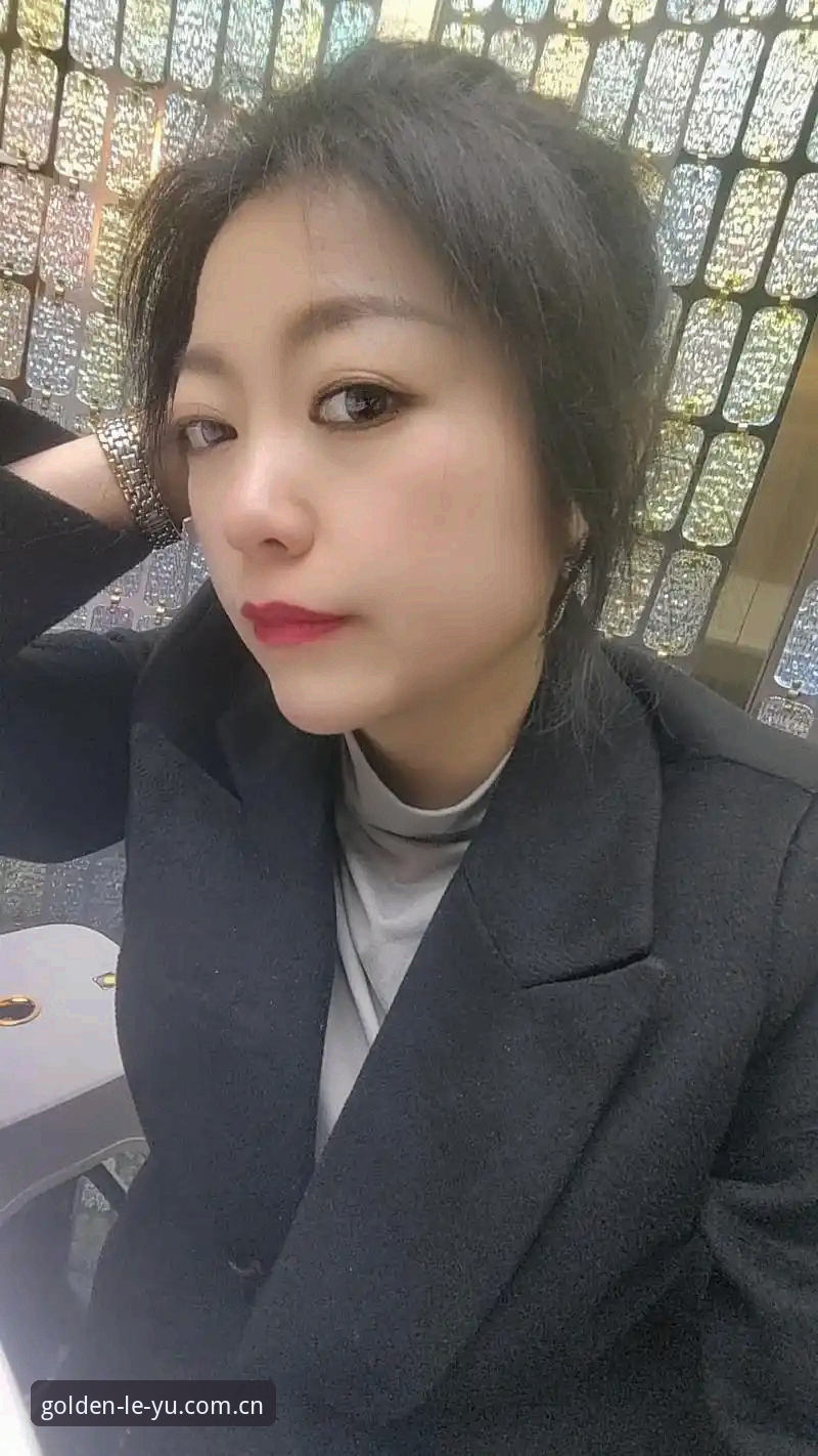 老赵把手机往桌上轻轻一搁，屏幕还亮着，上面是这场比赛的最后比分。他点了一支烟，说：“我用了三年多，这个版本是第一次让我觉得，后台那帮人是真看球的人。”老赵口中的“这个版本”，就是最近两周在球迷圈子里口口相传的“本季实创版CN官网入口2026最新版本”。他没多解释，但这句话放在一个已经习惯在深夜看数据复盘的老用户身上，分量不轻。过去几个月，很多人还在问“本季实创版KG3W版本与旧版本有何不同”，老赵的回答很简单：“你打开一次，对比一下比赛加载速度和数据更新的即时性，不用听我讲。”
